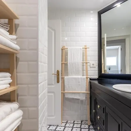 In Neguri, 5 Min From The & Metro