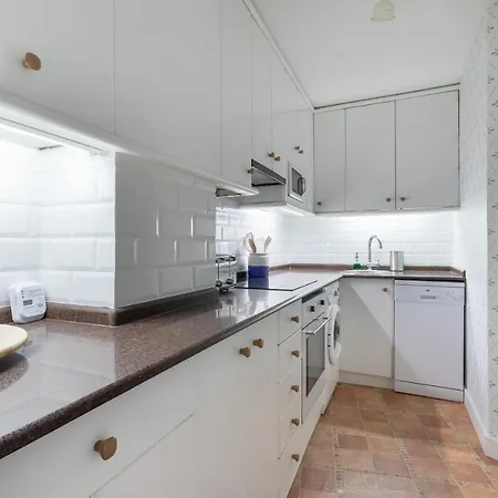 In Neguri, 5 Min From The & Metro Apartment *